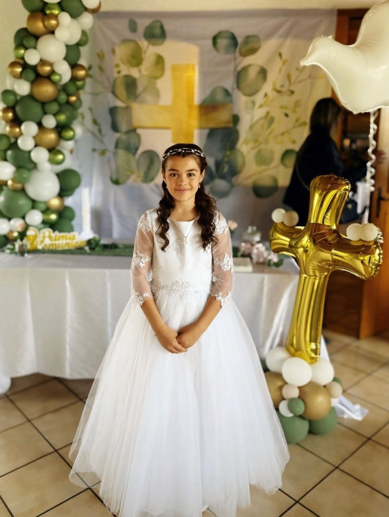 Mädchen im Kommunionsoutfit bei einer festlichen Familienfeier